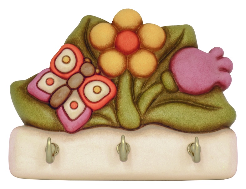 Appendi-chiavi con 3 ganci in ceramica Sorprese di Pasqua. Misura L 13 x P 2,5 x H 9,5 cm. Prezzo 34,90 euro.